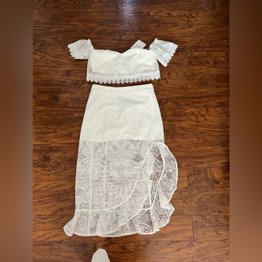 Jaus Australia top size medium, skirt size large